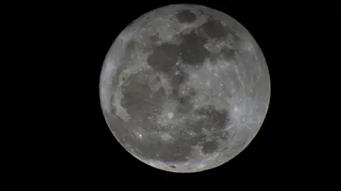Luna llena fotografiada en el Puerto de Sagunto (Valencia). Luna llena fotografiada en el Puerto de Sagunto (Valencia).