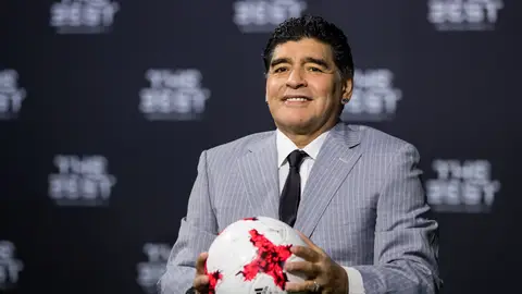 Maradona posando con un balón en los premios 'The Best' Maradona posando con un balón en los premios 'The Best'