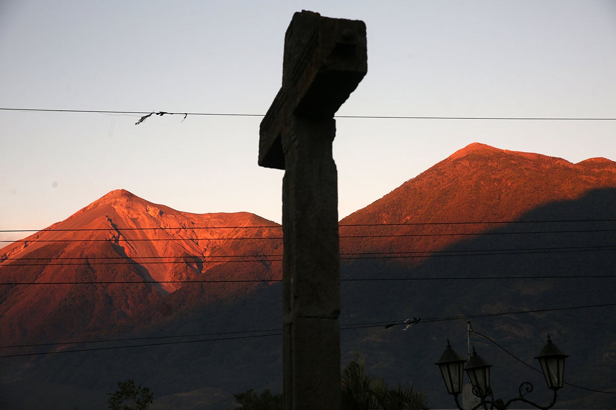 Mueren 3 excursionistas en un volcán de Guatemala y otros tres continúan desaparecidos Mueren 3 excursionistas en un volcán de Guatemala y otros tres continúan desaparecidos