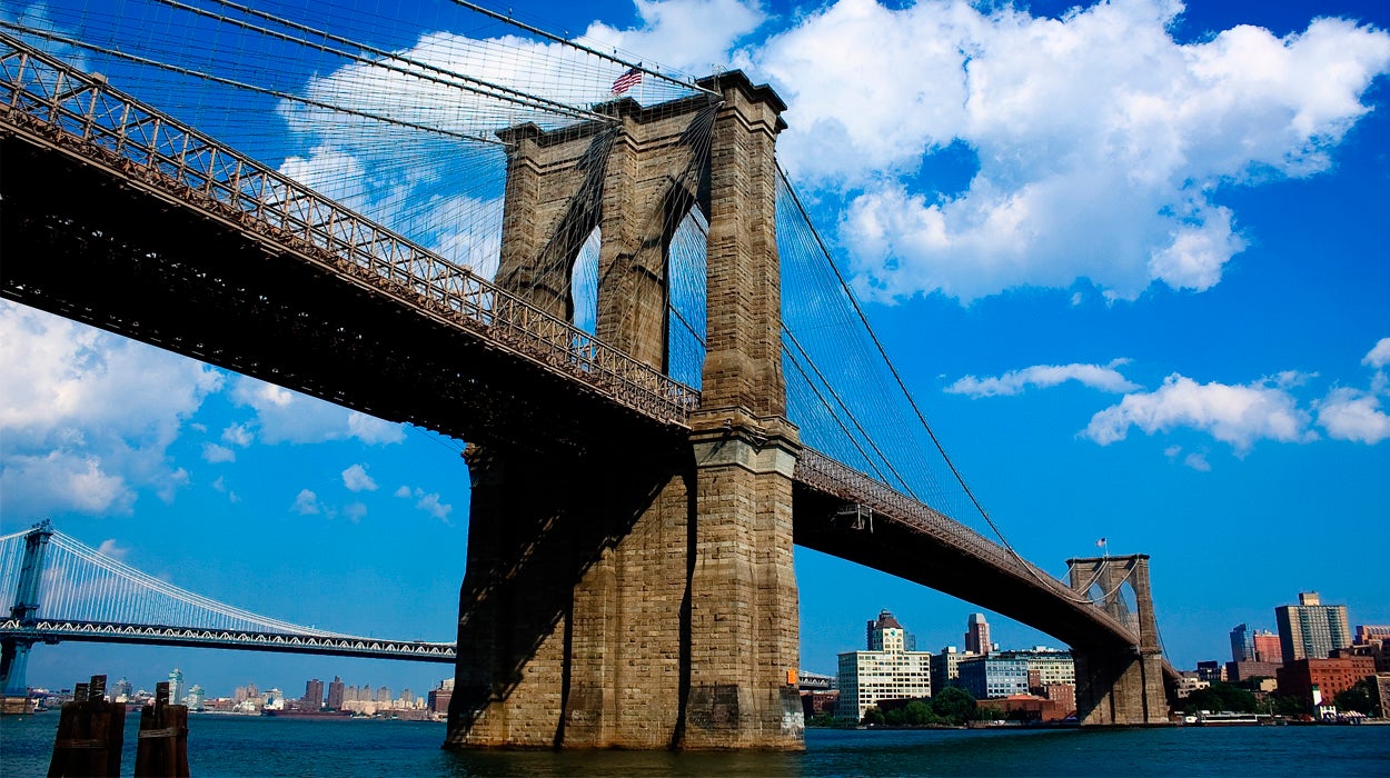 La mujer que construyó el puente de Brooklyn — La rosa de los vientos cover