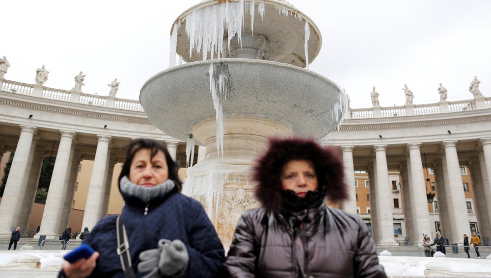 La fuente de la Plaza del Vaticano congelada