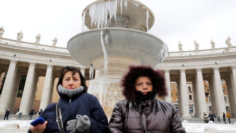 La fuente de la Plaza del Vaticano congelada