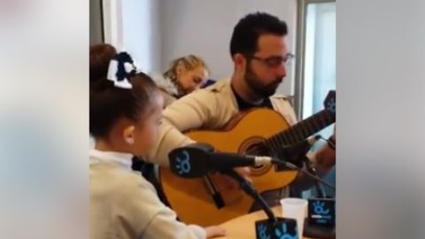 Ni&ntilde;a cantando flamenco