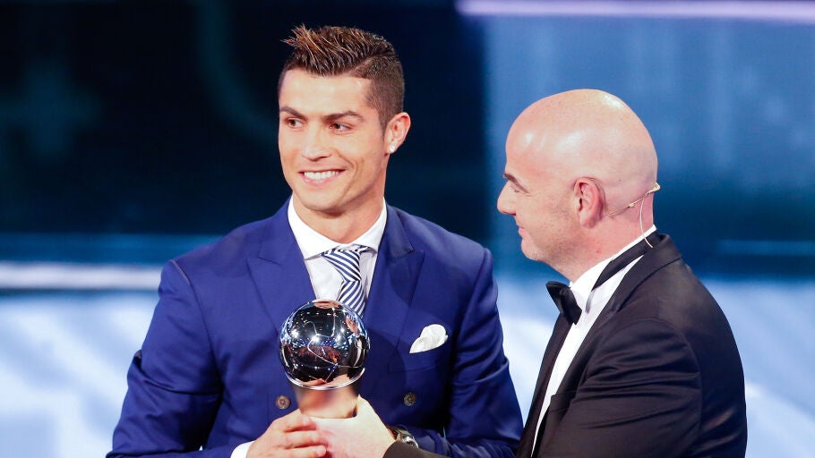 Cristiano Ronaldo recibiendo el premio 'The Best' a 'Mejor Jugador' por la FIFA