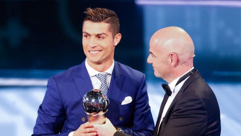 Cristiano Ronaldo recibiendo el premio 'The Best' a 'Mejor Jugador' por la FIFA