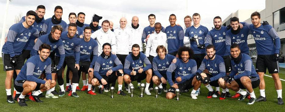 La plantilla del Real Madrid posa unida con los trofeos de la gala The Best de la FIFA La plantilla del Real Madrid posa unida con los trofeos de la gala The Best de la FIFA