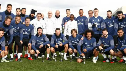 La plantilla del Real Madrid posa con los trofeos de la gala The Best La plantilla del Real Madrid posa con los trofeos de la gala The Best