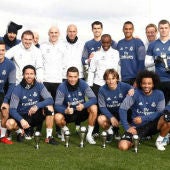 La plantilla del Real Madrid posa con los trofeos de la gala The Best