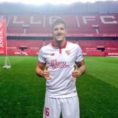 Stevan Jovetic posa con la camiseta del Sevilla