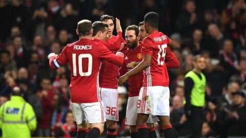 Juan Mata celebra su gol con sus compa&ntilde;eros