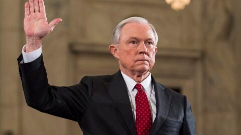 Jeff Sessions, testifica durante su audiencia para aceptar su cargo como fiscal general