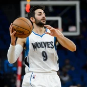 Ricky Rubio asiste en un partido con los Timberwolves Ricky Rubio asiste en un partido con los Timberwolves