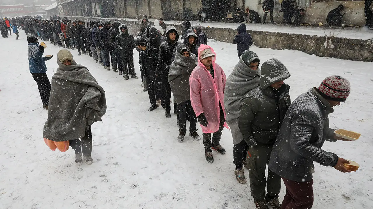 Los refugiados guardan colas por un plato de comida caliente Los refugiados guardan colas por un plato de comida caliente