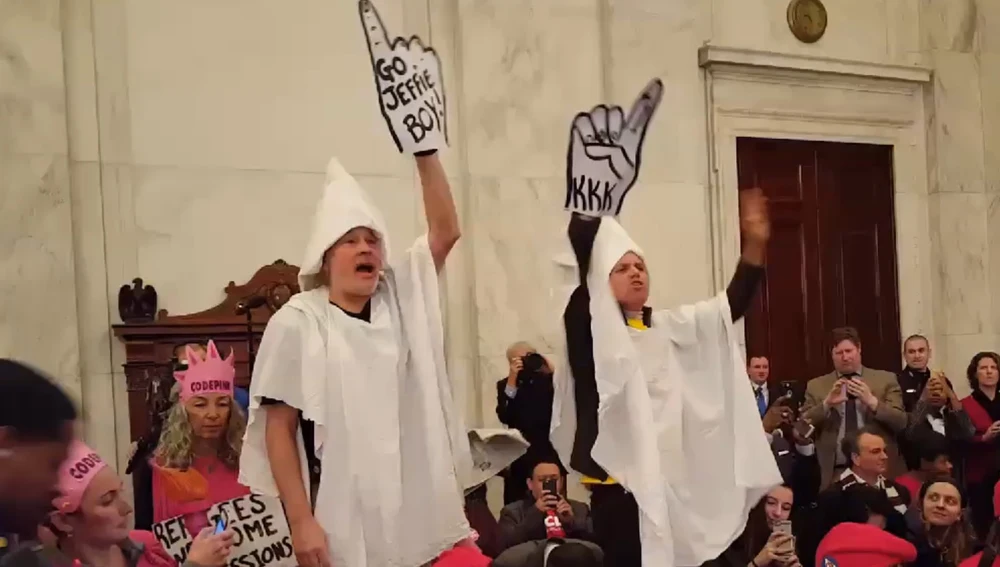 Manifestantes con túnicas del Ku Klux Klan interrumpen al fiscal general de Trump en el Senado