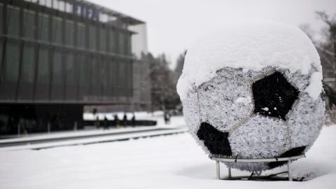 Bal&oacute;n de f&uacute;tbol nevado, junto a la sede de la FIFA en Z&uacute;rich (Suiza) 