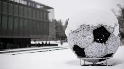 Un balón nevado (10-01-2017) Balón de fútbol nevado, junto a la sede de la FIFA en Zúrich (Suiza)