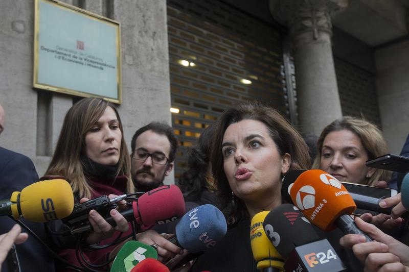 Sáenz de Santamaría cierra la puerta al referéndum, pero ofrece a Junqueras "trabajar juntos" Sáenz de Santamaría cierra la puerta al referéndum, pero ofrece a Junqueras "trabajar juntos"