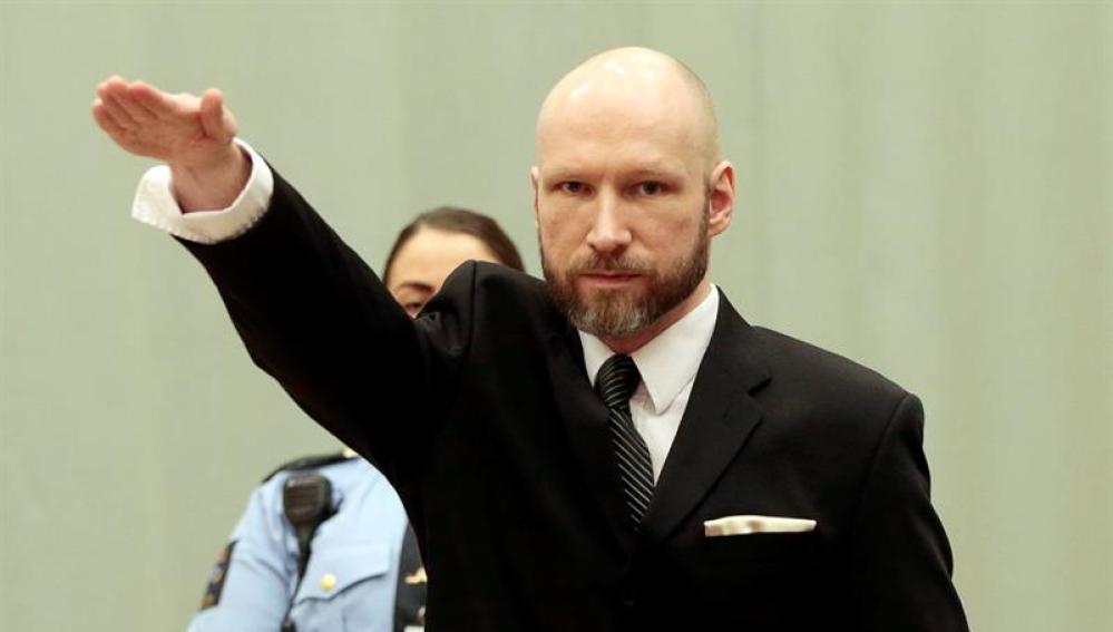 Anders Behring Breivik haciendo el saludo nazi