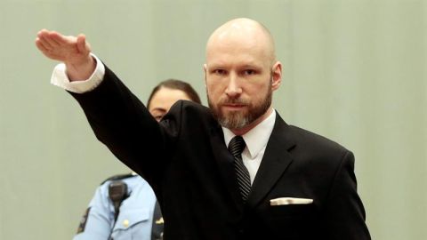 Anders Behring Breivik haciendo el saludo nazi