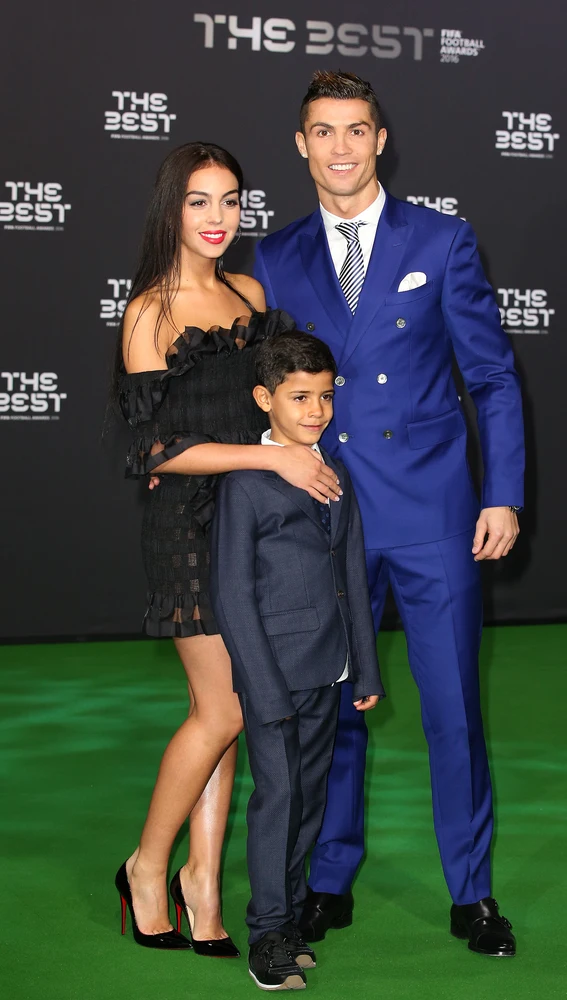 Cristiano Ronaldo y Georgina Rodríguez junto al hijo de CR7 Cristiano Ronaldo y Georgina Rodríguez junto al hijo de CR7