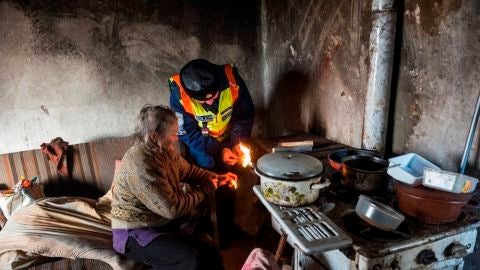 Polic&iacute;a con una mujer sin hogar en Hungr&iacute;a
