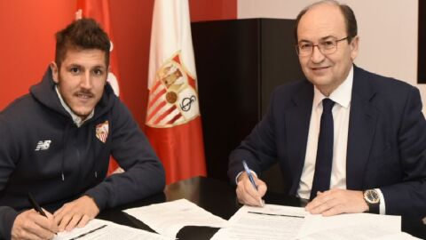 Jovetic con Jos&eacute; Castro.