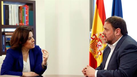 La vicepresidenta del Gobierno, Soraya S&aacute;enz de Santamar&iacute;a, con el vicepresidente catal&aacute;n y conseller de Econom&iacute;a, Oriol Junqueras