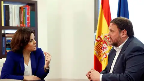 La vicepresidenta del Gobierno, Soraya Sáenz de Santamaría, con el vicepresidente catalán y conseller de Economía, Oriol Junqueras La vicepresidenta del Gobierno, Soraya Sáenz de Santamaría, con el vicepresidente catalán y conseller de Economía, Oriol Junqueras