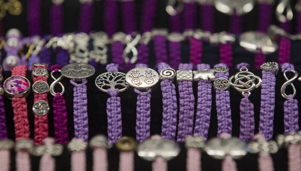 Pulseras 'Candela' para la investigación contra el cáncer infantil