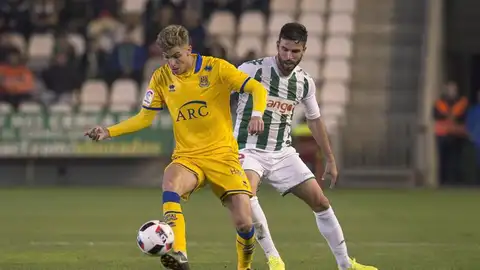 Cisma lucha con Iván Alejo por un balón Cisma lucha con Iván Alejo por un balón