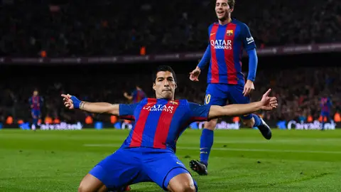 Luis Suárez, celebra su gol 100 con el Barcelona Luis Suárez, celebra su gol 100 con el Barcelona