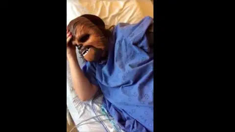 Una mujer se graba pariendo con la máscara de Chewbacca Una mujer se graba pariendo con la máscara de Chewbacca