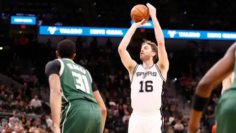 Pau Gasol tira a canasta en un partido con los Spurs Pau Gasol tira a canasta en un partido con los Spurs