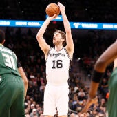 Pau Gasol tira a canasta en un partido con los Spurs