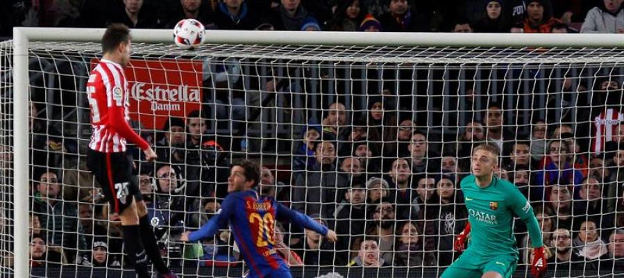 Enric Saborit marca con el Athletic al Barcelona Enric Saborit marca con el Athletic al Barcelona