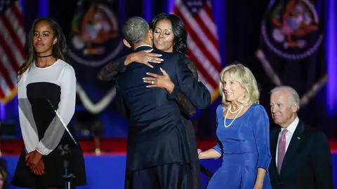 Obama y Michelle se abrazan Obama y Michelle se abrazan