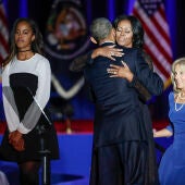 Obama y Michelle se abrazan