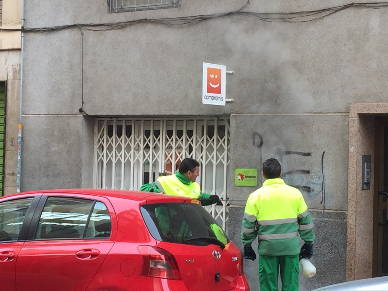 Ilicitanos por Elche pide que se aclare si Urbaser limpia pintadas en edificios privados y el concejal del área dice que en todos Ilicitanos por Elche pide que se aclare si Urbaser limpia pintadas en edificios privados y el concejal del área dice que en todos