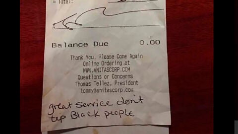 La factura con la nota que escribieron los clientes