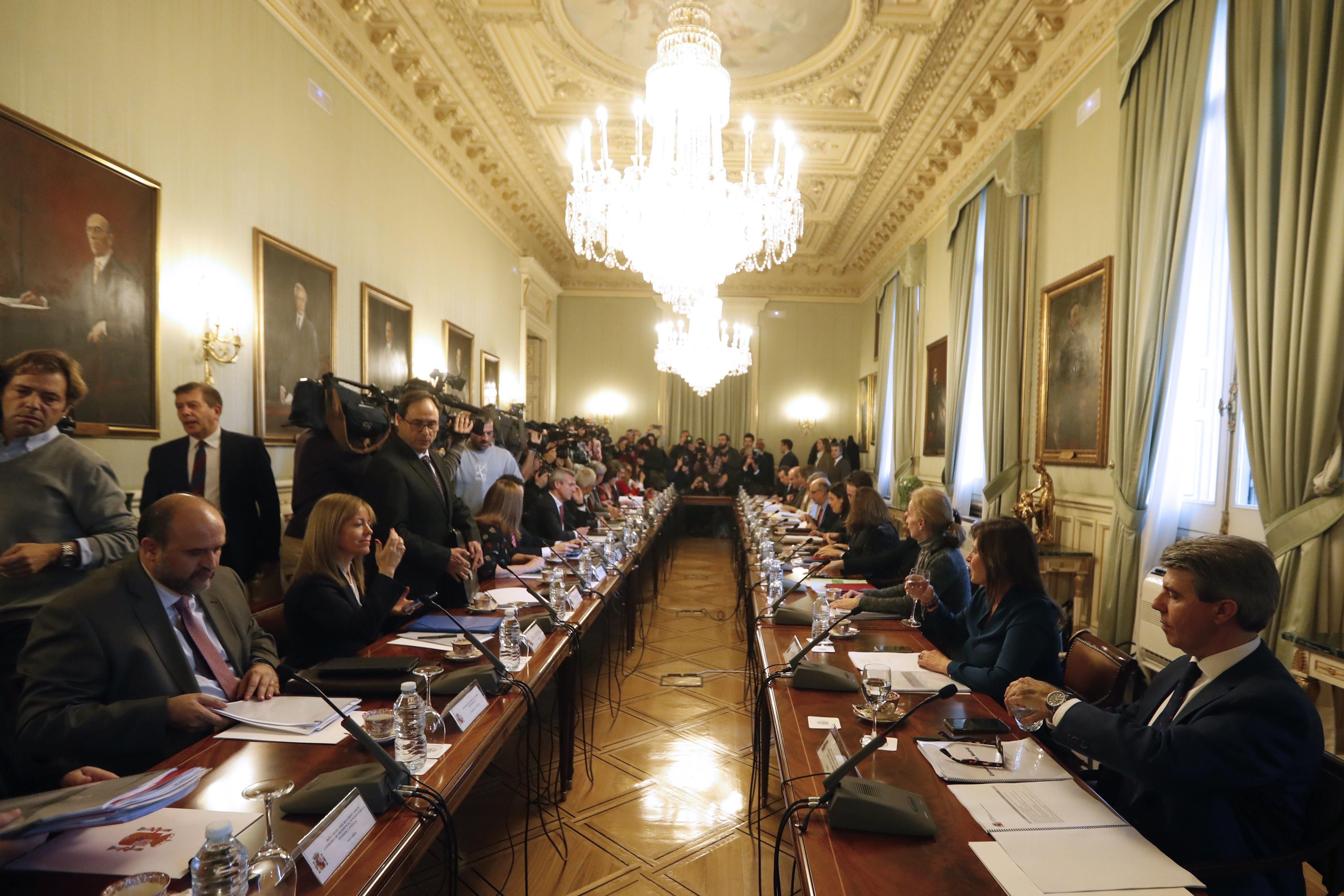 Diez presidentes autonómicos, entre ellos María Guardiola, se subirán el sueldo en 2024 acogiéndose a las cuentas públicas estatales Diez presidentes autonómicos, entre ellos María Guardiola, se subirán el sueldo en 2024 acogiéndose a las cuentas públicas estatales