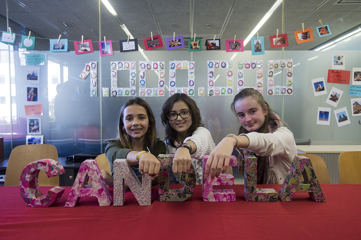 Dos niñas recaudan un millón de euros para la investigación del cáncer infantil vendiendo pulseras Dos niñas recaudan un millón de euros para la investigación del cáncer infantil vendiendo pulseras