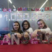 Las niñas enseñan sus creaciones de pulseras 'Candela'