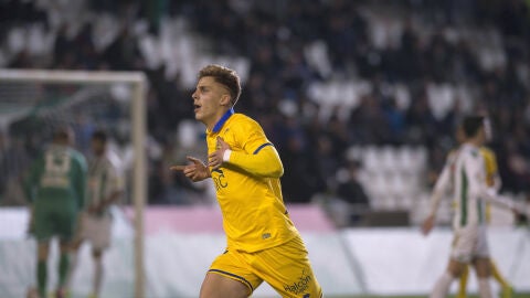Iv&aacute;n Alejo, jugador del Alcorc&oacute;n, celebrando un gol