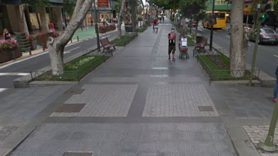 Desde el 1212 llevamos los peatones , ciudadanos, paseantes, personas de bien de esta avenida aguantando a los "bicicleros", porque no son ciclistas, pasando a por ese "seudo carril" que puso la anterior alcald&iacute;a. Cuando ya han habido atropello de personas mayores, ni&ntilde;os, perros, por estas personas que van en biciletas y no respestan nada ni nadie. Y encima tener que aguantarles los gritos de "quita" cuando en las entradas, pintado en el suelo pone "zona de preferencia peatonal" y seg&uacute;n recoge la ley nacional de circulaci&oacute;n, debe de estar en todo su ancho de color rojo, azul, pero no por llevar la marca de la bicicleta ya es para uso exclusivo de ciclistas. Gracias