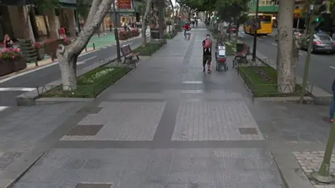 "Carril Bici" Avenida Mesa y Lopez Las Palmas de Gran Canaria Desde el 1212 llevamos los peatones , ciudadanos, paseantes, personas de bien de esta avenida aguantando a los "bicicleros", porque no son ciclistas, pasando a por ese "seudo carril" que puso la anterior alcaldía. Cuando ya han habido atropello de personas mayores, niños, perros, por estas personas que van en biciletas y no respestan nada ni nadie. Y encima tener que aguantarles los gritos de "quita" cuando en las entradas, pintado en el suelo pone "zona de preferencia peatonal" y según recoge la ley nacional de circulación, debe de estar en todo su ancho de color rojo, azul, pero no por llevar la marca de la bicicleta ya es para uso exclusivo de ciclistas. Gracias