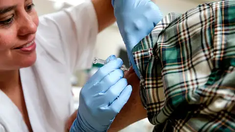 Enfermera administrando la vacuna de la Gripe Enfermera administrando la vacuna de la Gripe