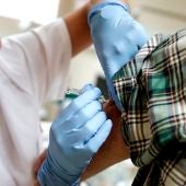 Enfermera administrando la vacuna de la Gripe