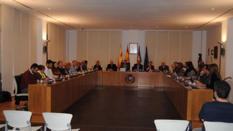 L'equip de govern, PSOE i Comprom&iacute;s, aproven els comptes en solitari. L'oposici&oacute; rebutja un pressupost que suma 45.639.000 euros.