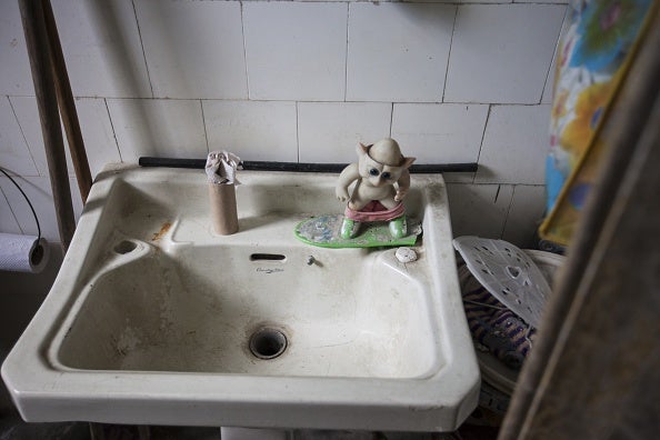 Rescatado un niño de 12 años que llevaba al menos un año encerrado en un baño a oscuras Rescatado un niño de 12 años que llevaba al menos un año encerrado en un baño a oscuras