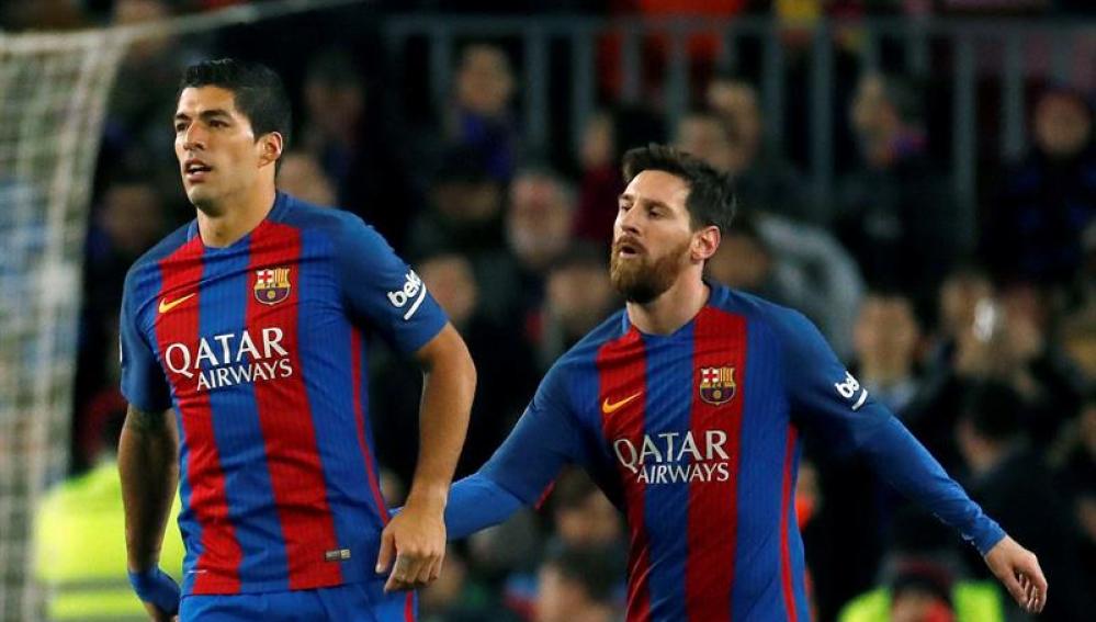Leo Messi felicita a Luis Suárez por su gol.